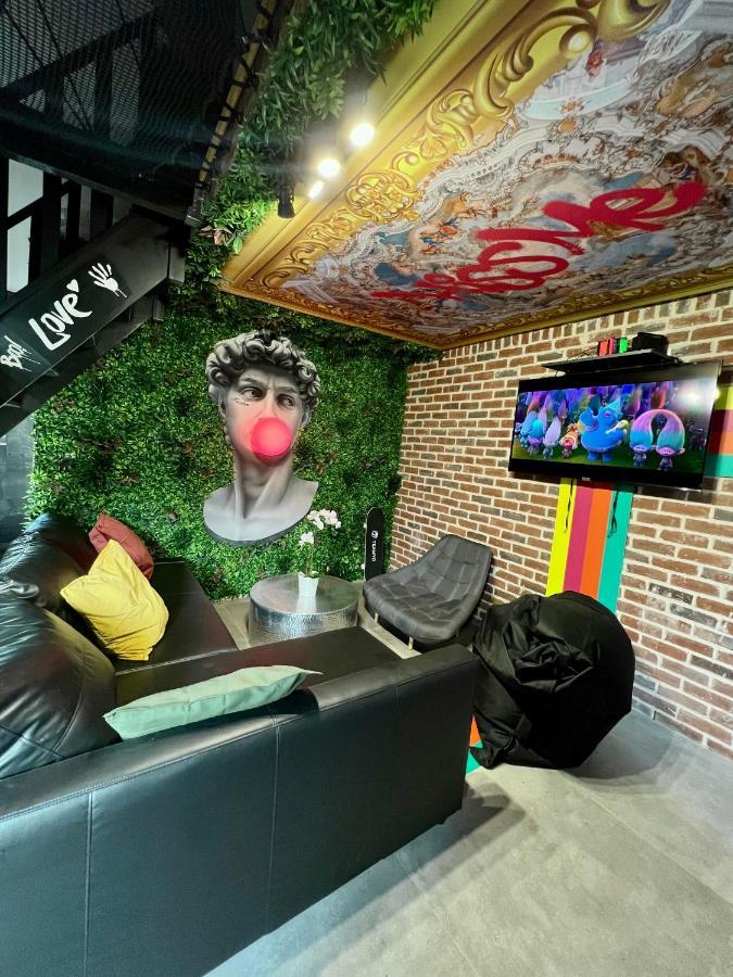 Capsule Art Deco - Jacuzzi - Netflix - Home Cinema - Arcade De Jeux & Nintendo Switch - 2 Chambres - Filet Suspendu 瓦朗西纳 外观 照片