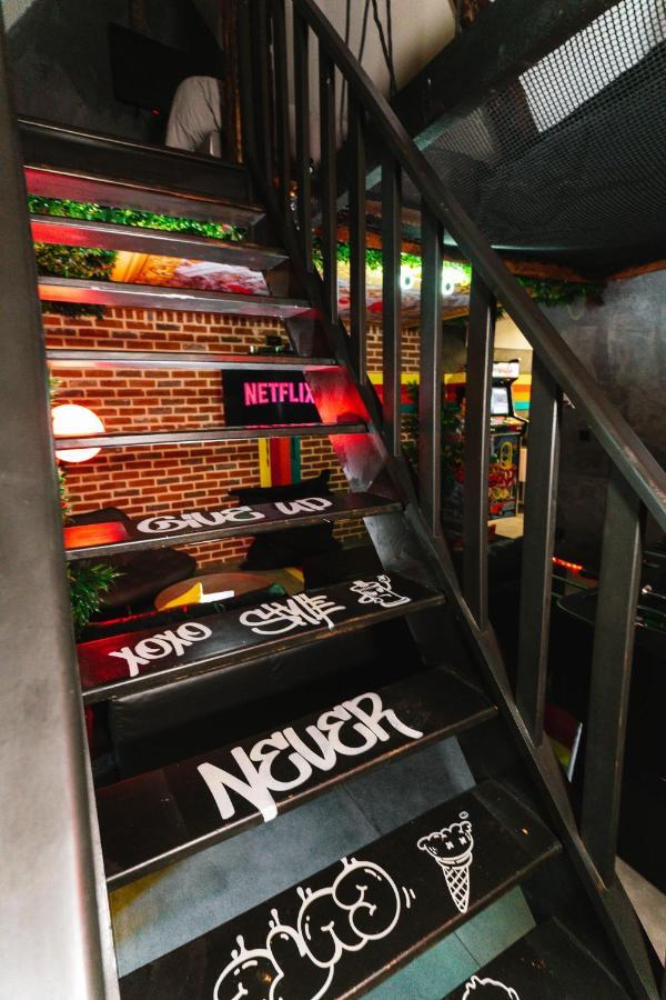 Capsule Art Deco - Jacuzzi - Netflix - Home Cinema - Arcade De Jeux & Nintendo Switch - 2 Chambres - Filet Suspendu 瓦朗西纳 外观 照片